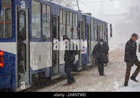 Riga, Lettonie.1er décembre 2021.Les gens sont vus à un arrêt de tramway dans la neige à Riga, Lettonie, le 1er décembre 2021.Crédit: Edijs Palens/Xinhua/Alamy Live News Banque D'Images