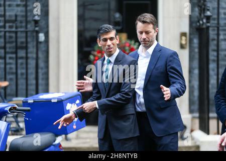 Londres, Angleterre, Royaume-Uni.1er décembre 2021.Le Chancelier de l'Echiquier RISHI SUNAK est vu à l'extérieur du 10 Downing Street lors d'une séance photo le samedi de la petite entreprise qui aura lieu le 4 décembre.(Image de crédit : © Tayfun Salci/ZUMA Press Wire) Banque D'Images