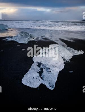 Un gros plan sur une structure de glace, sur la plage de sable noir en Islande, plage de diamants. Banque D'Images