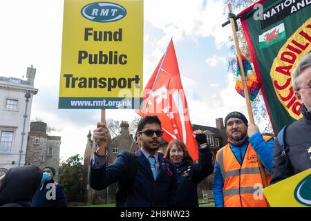 Un manifestant a vu tenir un écriteau qui dit que le Fonds de transport public pendant la manifestation.en raison de la pandémie, transport pour Londres (TfL) a été confronté à des difficultés financières.Le gouvernement est en train de négocier une nouvelle série de plans de sauvetage pour soutenir les services de TfL, qui pourraient avoir divers effets sur les travailleurs ferroviaires.Les retraites des travailleurs sont attaquées et le gel des salaires est proposé comme condition du plan de sauvetage.Organisé par RMT Union, Syndicat national des travailleurs du rail, des Maritimes et des Transports, les manifestants se sont rassemblés à Westminster pour exiger la justice pour les travailleurs du rail.( Banque D'Images