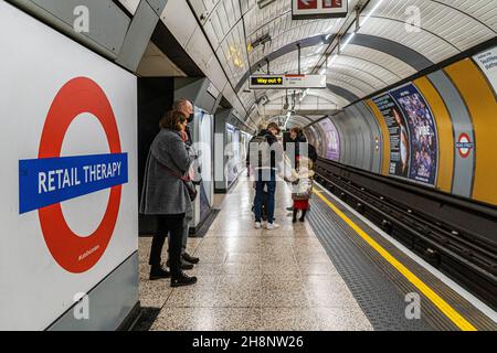 LONDRES, ROYAUME-UNI.1er décembre 2021.Une cocarde de la station de métro de Bond Street a été renommée Retail Therapy dans le cadre de la campagne let's Do London visant à augmenter les dépenses des consommateurs et la fréquentation des secteurs des loisirs, de la vente au détail et de la culture afin de contribuer à la reprise de Londres après la pandémie du coronavirus.Credit: amer ghazzal / Alamy Live News Banque D'Images