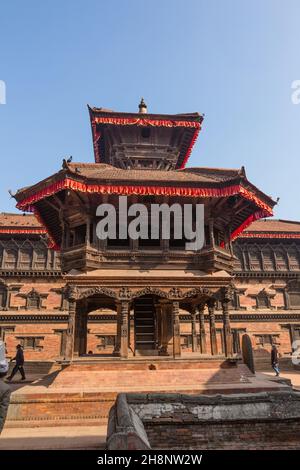 Le pavillon Chyasalin Mandap sur la place Durbar, dans la ville médiévale de Newar, Bhaktapur, au Népal.Derrière se trouve le 55 Window Palace. Banque D'Images