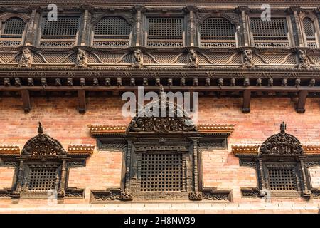 Détail de sculptures en bois complexes sur le palais de 55 fenêtres à Durbar Square, ville médiévale de Newar à Bhaktapur, Népal. Banque D'Images