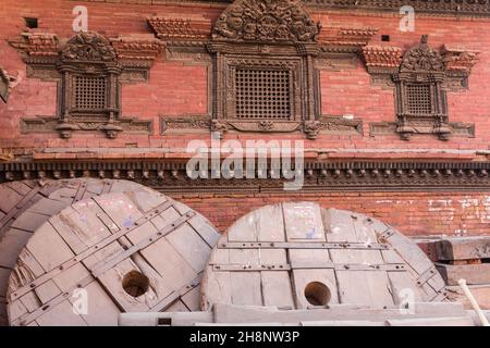 Roues géantes en bois pour le Bhairab Chariot dans la ville médiévale de Newar à Bhaktapur, au Népal.Le char est utilisé une fois par an dans le Bisket Jat Banque D'Images