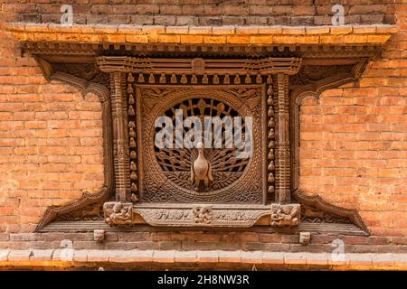 La fenêtre Peacock de Pajuri Math sur la place Dattatreya dans la ville médiévale de Nebari, Bhaktapur, au Népal. Banque D'Images