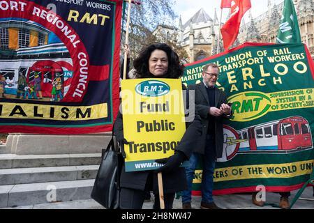 Un manifestant a vu tenir un écriteau qui dit que le Fonds de transport public pendant la manifestation.en raison de la pandémie, transport pour Londres (TfL) a été confronté à des difficultés financières.Le gouvernement est en train de négocier une nouvelle série de plans de sauvetage pour soutenir les services de TfL, qui pourraient avoir divers effets sur les travailleurs ferroviaires.Les retraites des travailleurs sont attaquées et le gel des salaires est proposé comme condition du plan de sauvetage.Organisé par RMT Union, Syndicat national des travailleurs du rail, des Maritimes et des Transports, les manifestants se sont rassemblés à Westminster pour exiger la justice pour les travailleurs du rail.( Banque D'Images