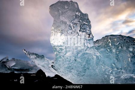 Un gros plan sur une structure de glace, sur la plage de sable noir en Islande, plage de diamants. Banque D'Images