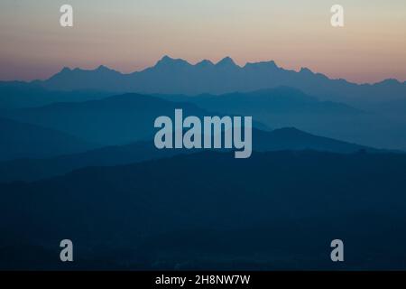 Ciel avant l'aube au crépuscule du matin au-dessus du Ganesh Himal de l'Himalaya comme vu de Bandipur, Népal. Banque D'Images