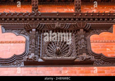 Une fenêtre de paon sculptée de la Pajuri Math sur la place Dattatreya, dans la ville médiévale de Nebari, Bhaktapur, au Népal. Banque D'Images