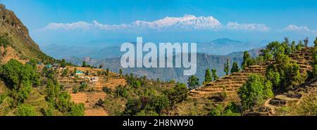 Les collines mitoyennes près de Bandipur, au Népal, avec la chaîne d'Annapurna enneigée de l'Himalaya. Banque D'Images