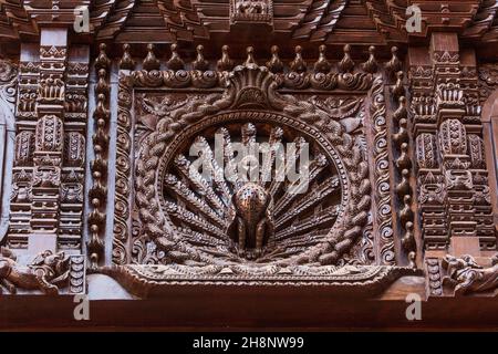 Une fenêtre de paon sculptée de la Pajuri Math sur la place Dattatreya, dans la ville médiévale de Nebari, Bhaktapur, au Népal. Banque D'Images