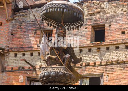 Une statue en bronze de la créature hindoue Garuda sur la colonne dans la ville médiévale de Nebari de Bhaktapur, au Népal. Banque D'Images