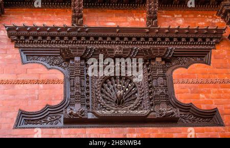 Une fenêtre de paon sculptée de la Pajuri Math sur la place Dattatreya, dans la ville médiévale de Nebari, Bhaktapur, au Népal. Banque D'Images