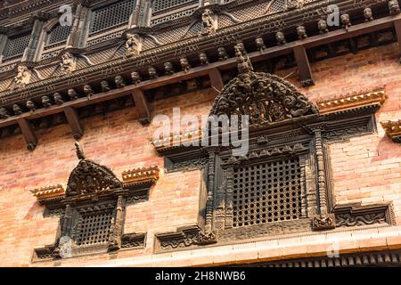 Détail de sculptures en bois complexes sur le palais de 55 fenêtres à Durbar Square, ville médiévale de Newar à Bhaktapur, Népal. Banque D'Images