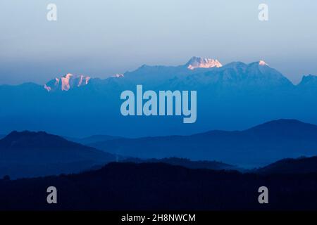 Première lumière sur l'Annapurna Himal avec les contreforts de l'Himalaya au premier plan.Vue de Bandipur, Népal. Banque D'Images