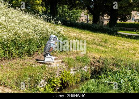 Un modèle de kingfisher peint, l'un des 21 dans le sentier de Kingfisher de 2021, au printemps dans le village de Notgrove, Gloucestershire au Royaume-Uni Banque D'Images