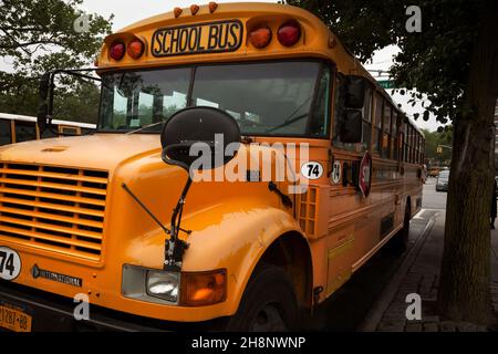 New York, USA-06 juin 2017: Bus scolaire américain typique garés dans une rue à New York Banque D'Images