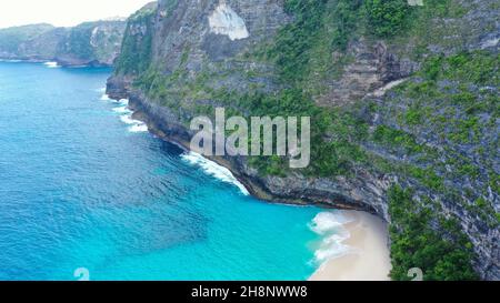 Belle plage isolée.Vue aérienne sur les vagues de l'océan turquoise à Kelingking Beach, Nusa penida Island à Bali, Indonésie.Plages de Bali.Magnifique Banque D'Images