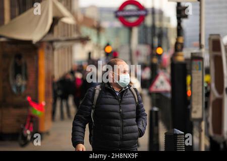 Londres, Royaume-Uni.1er décembre 2021.Un homme portant un masque facial comme mesure préventive contre la propagation des promenades de Covid-19 le long de la station de métro de Westminster.(Photo par Pietro Recchia/SOPA Images/Sipa USA) crédit: SIPA USA/Alay Live News Banque D'Images