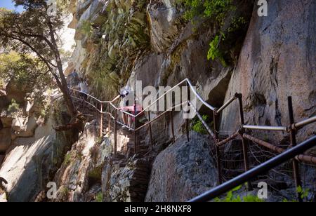 Parc national de Yosemite, Californie, États-Unis-14 juin 2017 : les touristes affluent vers les chutes inférieures de Yosemite dans le parc national de Yosemite pendant un après-midi de printemps. Banque D'Images