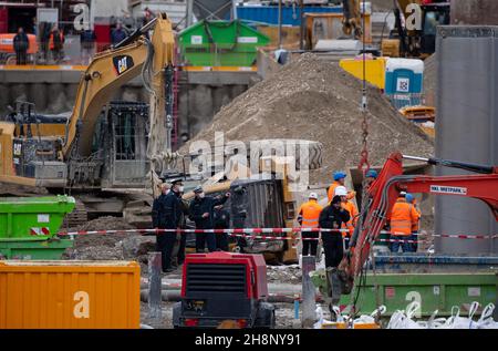 Munich, Allemagne.1er décembre 2021.Plusieurs personnes ont été blessées par l'explosion d'une bombe aérienne depuis la Seconde Guerre mondiale sur la ligne de chemin de fer menant à la gare centrale de Munich.Credit: Sven Hoppe/dpa/Alay Live News Banque D'Images