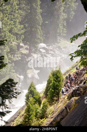 Yosemite Park Natural, CA, États-Unis-14 juin 2017 : les touristes affluent vers les chutes inférieures de Yosemite dans le parc national de Yosemite lors d'un après-midi de printemps. Banque D'Images