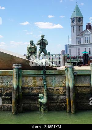 Sculpture commémorative du Mariner marchand américain, représentant un navire marin marchand qui a été coulé pendant la Seconde Guerre mondiale, Battery Park, New York, NY, États-Unis. Banque D'Images