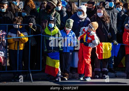 Bucarest, Roumanie - 01.12.2021 : défilé du 1er décembre pour la Journée nationale de Roumanie - personnes présentes célébrant à l'Arche de Triumphal Kiseleff Banque D'Images