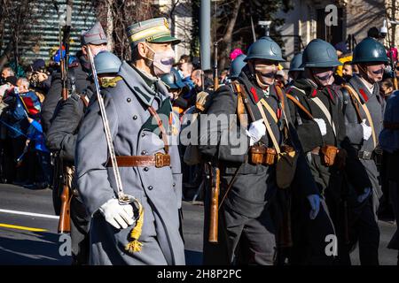 Bucarest, Roumanie - 01.12.2021 : défilé du 1er décembre pour la Journée nationale de Roumanie - les soldats marchent Banque D'Images