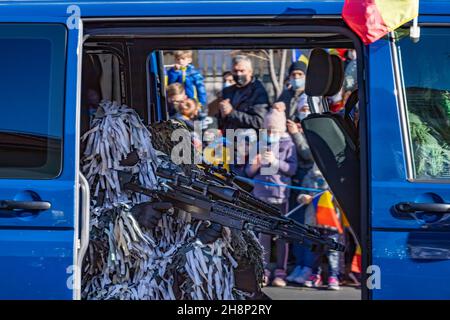 Bucarest, Roumanie - 01.12.2021 : défilé du 1er décembre pour la Journée nationale de Roumanie - les soldats marchent Banque D'Images