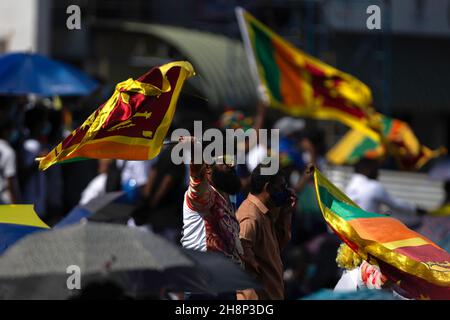 1er décembre 2021 ; Stade international de Galle, Galle, Sri Lanka ; International Test Cricket,Sri Lanka contre West Indies, test 2 sur 2, jour 3 ; massed les fans du Sri Lanka appréciant leur journée Banque D'Images