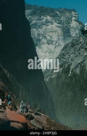 Les touristes affluent vers les chutes de Lower Yosemite dans le parc national de Yosemite lors d'un après-midi de printemps. Banque D'Images