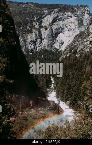 Les touristes affluent vers les chutes de Lower Yosemite dans le parc national de Yosemite lors d'un après-midi de printemps. Banque D'Images