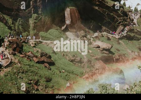 Les touristes affluent vers les chutes de Lower Yosemite dans le parc national de Yosemite lors d'un après-midi de printemps. Banque D'Images