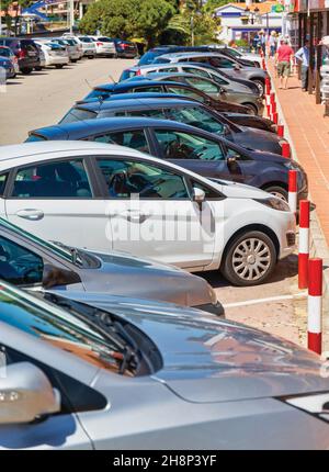 Voitures garées à El Zoco près de la Cala de Mijas, Costa del sol, province de Malaga, Andalousie, sud de l'Espagne. Banque D'Images