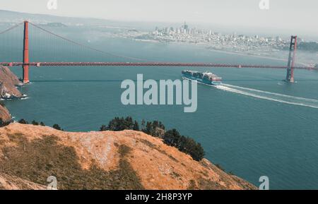 San Francisco, CA, USA-20 juin 2017 : un gros navire traverse le pont du Golden Gate.San Francisco Banque D'Images