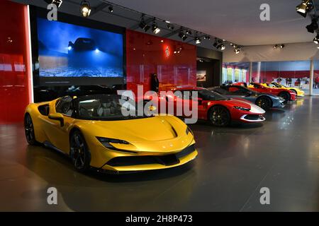 Scarperia, Mugello - 19 novembre 2021 : Ferrari SF90 Stradale exposée pendant Finali Mondiali Ferrari 2021 au circuit de Mugello en Italie. Banque D'Images