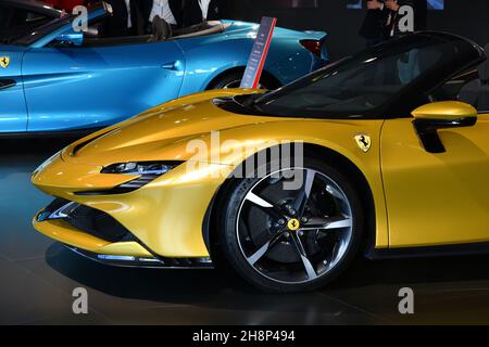 Scarperia, Mugello - 19 novembre 2021 : Ferrari SF90 Stradale exposée pendant Finali Mondiali Ferrari 2021 au circuit de Mugello en Italie. Banque D'Images