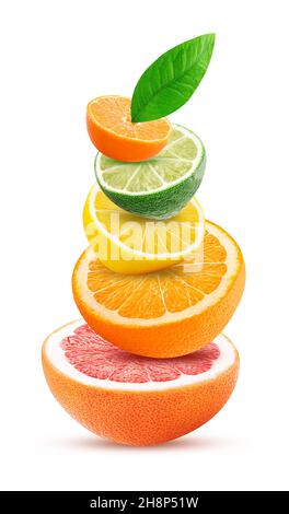 Pyramide des agrumes.Orange, citron, lime, mandarine, pamplemousse coupé en deux avec feuille isolée sur fond blanc.Masque.Profondeur totale de fie Banque D'Images