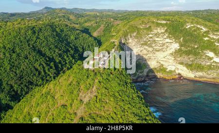 Images de drone de la côte ouest de Nusa Penida, Indonésie avec temple hindou construit sur le dessus des falaises verticales, un petit chemin va à lui sur le bord Banque D'Images