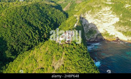 Images de drone de la côte ouest de Nusa Penida, Indonésie avec temple hindou construit sur le dessus des falaises verticales, un petit chemin va à lui sur le bord Banque D'Images