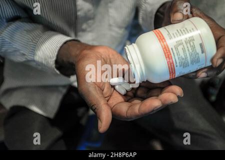 Nairobi, Kenya.1er décembre 2021.Un homme prend ses médicaments antirétroviraux (ARV) lors de la Journée mondiale du SIDA à Kibera.comme aujourd'hui marque 33 ans depuis le début de la Journée mondiale du SIDA et 40 ans depuis le premier cas de VIH,C'est également l'un des plus grands jours pour aider à mettre fin aux inégalités qui entraînent le sida et d'autres pandémies à travers le monde.Crédit : SOPA Images Limited/Alamy Live News Banque D'Images