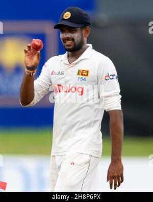 Galle, Sri Lanka.1er décembre 2021.Ramesh Mendis, du Sri Lanka, montre le ballon lorsqu'il quitte le terrain à la fin des premiers gains des Antilles au cours du 3e jour du 2e match de cricket Test entre le Sri Lanka et les Antilles au stade international de cricket de Galle.Viraj Kothalwala/Alamy Live News Banque D'Images