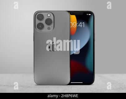 Antalya, Turquie - 30 novembre 2021: IPhone 13 pro mockup nouvellement sorti avec des angles arrière et avant Banque D'Images