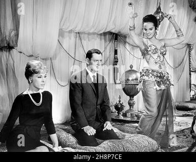 Barbara Eden, Tony Randall, Kamala Devi, sur le film, « la bouteille en laiton », Universal Pictures, 1964 Banque D'Images