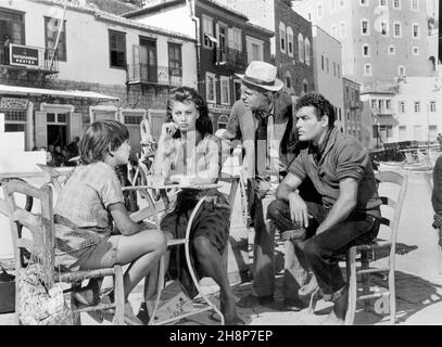 (l-r) Piero Giagnoni, Sophia Loren, Laurence Naismith, Jorge Mistral, sur le tournage du film, 'Boy on a Dolphin', 20th Century-Fox, 1957 Banque D'Images