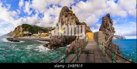 Vacances sur l'île de Madère - village pittoresque de Ponta do sol avec des rochers impressionnants, une belle plage et des maisons colorées.Portugal Banque D'Images