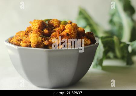 Chou-fleur tandoori poêlé à l'air.Fleurons de chou-fleur marinés avec du yaourt et des épices et frits à l'air.Une collation parfaite pour le thé du soir pour la mousson ou l'hiver. Banque D'Images