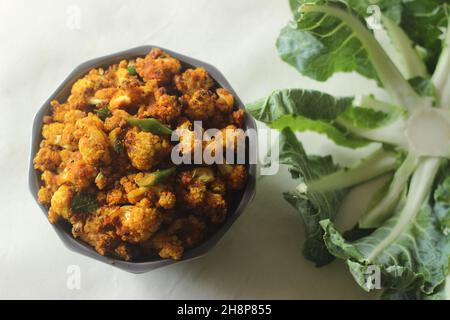 Chou-fleur tandoori poêlé à l'air.Fleurons de chou-fleur marinés avec du yaourt et des épices et frits à l'air.Une collation parfaite pour le thé du soir pour la mousson ou l'hiver. Banque D'Images