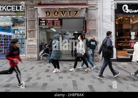 Istanbul, Turquie.26 novembre 2021.Les gens font la queue devant un bureau de change à Istanbul.La Turquie traverse une crise économique très profonde.En décembre 1, la lire turque a subi son plus grand succès en deux décennies après la décision d'Erdoganís d'approfondir les réductions d'intérêts.Les ménages turcs, en particulier ceux à faible revenu, sont confrontés à des prix plus élevés pour les biens, y compris les produits essentiels comme la nourriture et l'énergie.Crédit : SOPA Images Limited/Alamy Live News Banque D'Images